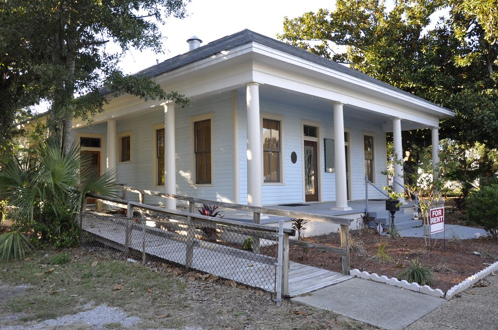 White house for rent in Biloxi, Mississippi