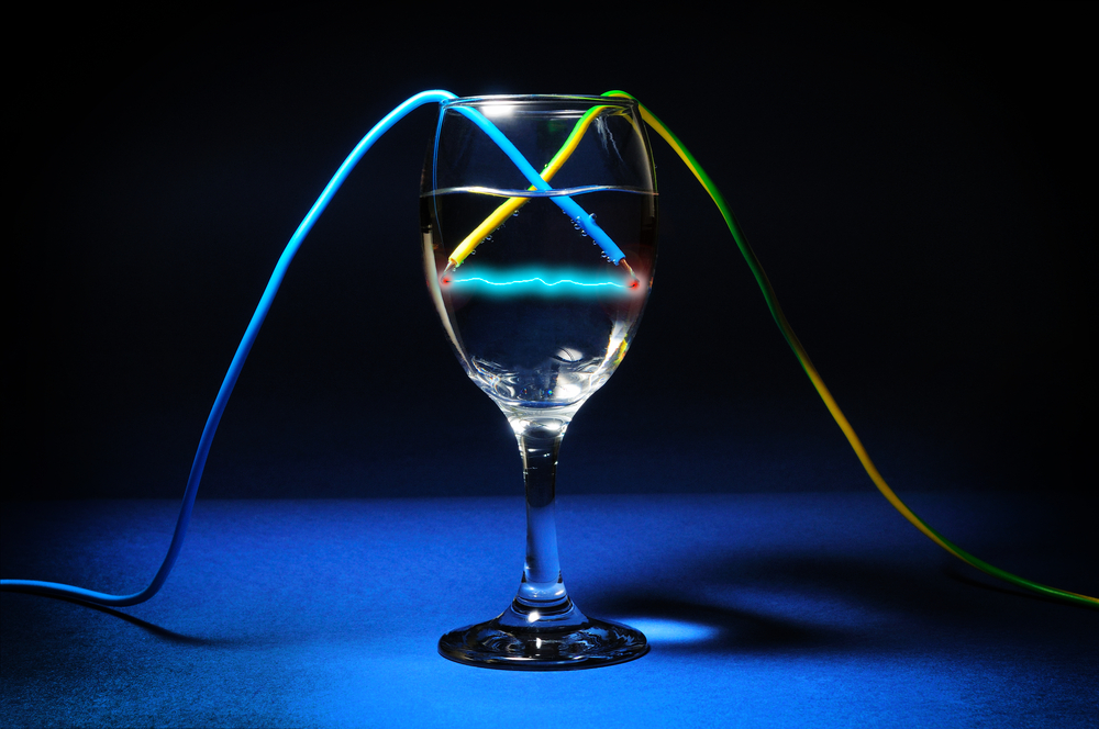 Electric-wires-in-wineglass-SS-rainman0008
