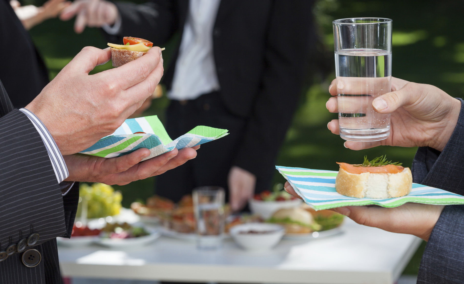 Business-people-eating-and-drinking-at-company-party-crop-ThinkstockPhotos-482929073-KatarzynaBialasiewicz