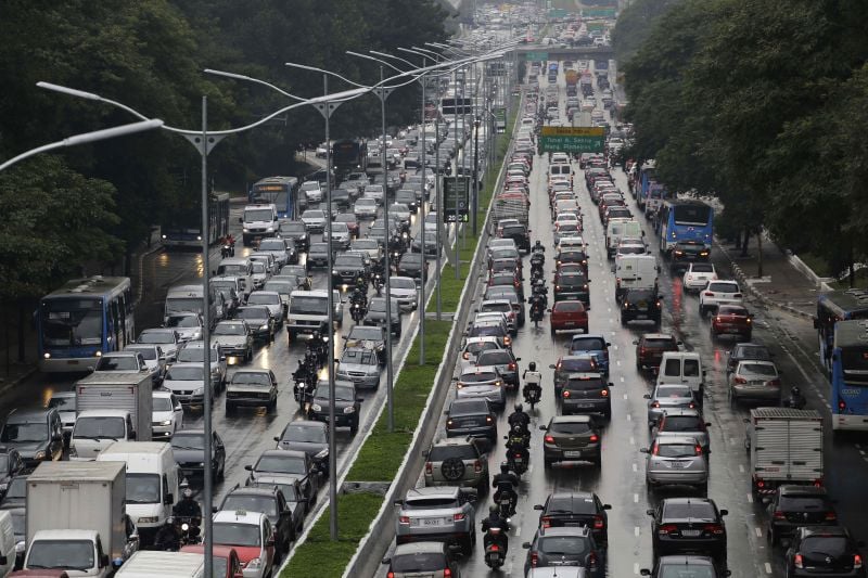 Commuters drive in traffic along 23 de Maio Avenue on the second day of a subway train strike in Sao Paulo, Brazil, Friday, June 6, 2014