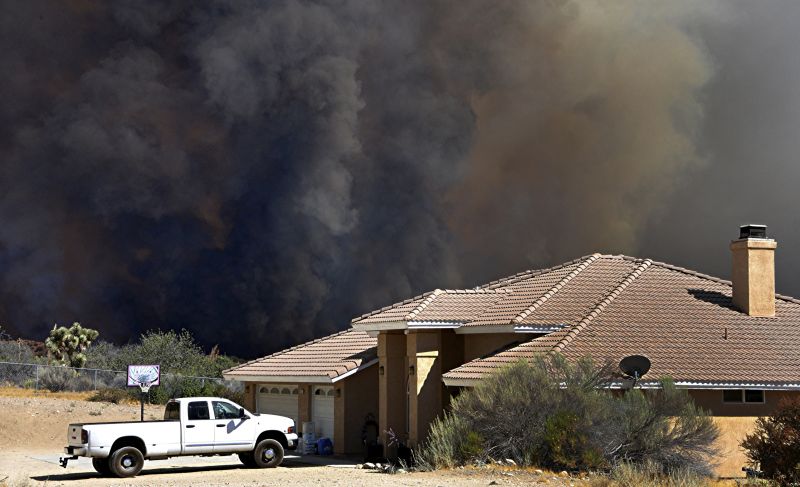fire threatens a house 