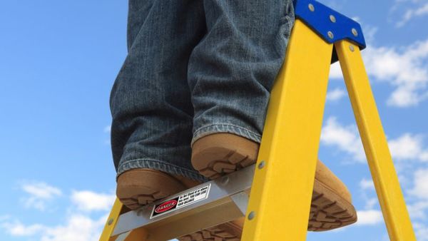At the workplace or at home, avoid injuries by following these 5 basic ladder safety tips. (Photo: iStock)